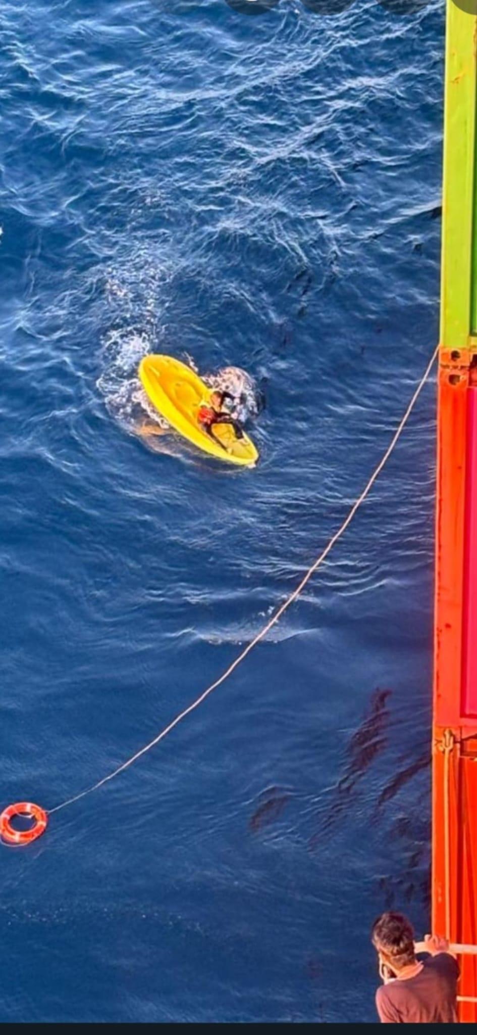 Marinarii români au ajuns eroi în Australia. Filmul unei misiuni de salvare a unui bărbat aflat la un pas de moarte, plutind în derivă 925029