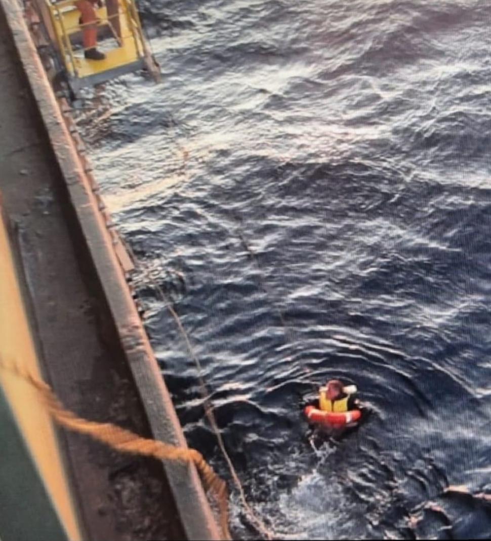 Marinarii români au ajuns eroi în Australia. Filmul unei misiuni de salvare a unui bărbat aflat la un pas de moarte, plutind în derivă 925030