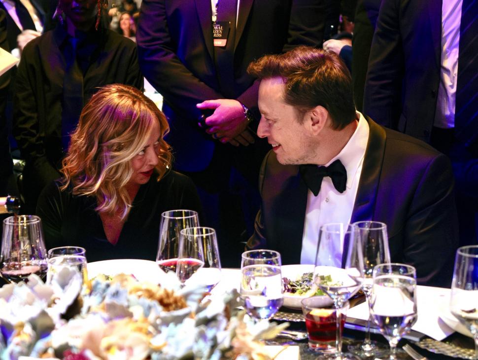 Elon Musk a negat că are o aventură cu Giorgia Meloni, după ce au fost prinși sorbindu-se din ochi în New York: „Eram cu mama mea” 925379