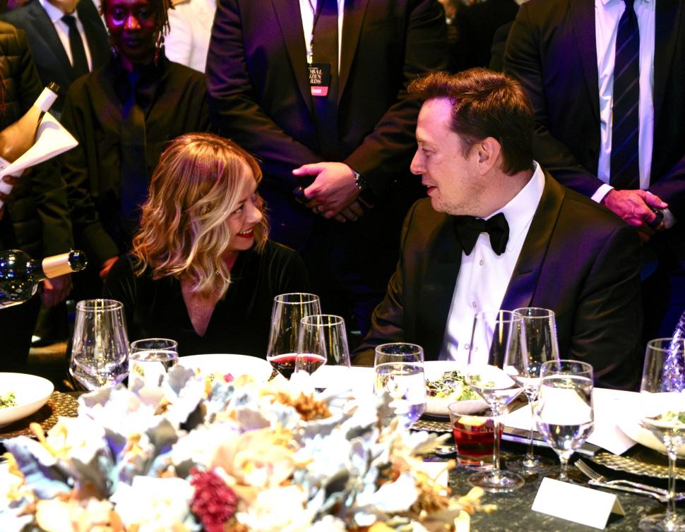 Elon Musk a negat că are o aventură cu Giorgia Meloni, după ce au fost prinși sorbindu-se din ochi în New York: „Eram cu mama mea” 925381