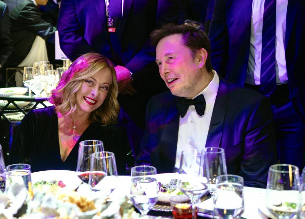 Elon Musk a negat că are o aventură cu Giorgia Meloni, după ce au fost prinși sorbindu-se din ochi în New York: „Eram cu mama mea” 925382