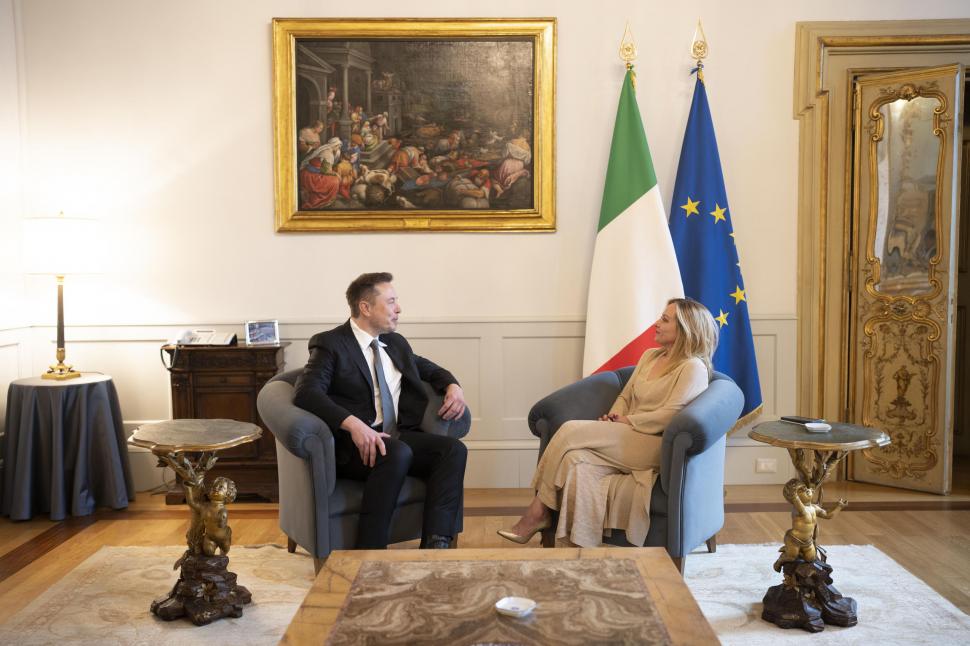 Elon Musk a negat că are o aventură cu Giorgia Meloni, după ce au fost prinși sorbindu-se din ochi în New York: „Eram cu mama mea” 925383