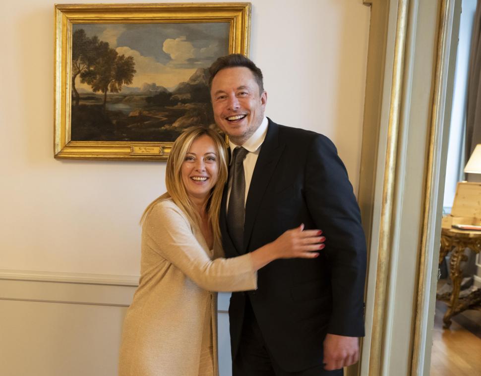 Elon Musk a negat că are o aventură cu Giorgia Meloni, după ce au fost prinși sorbindu-se din ochi în New York: „Eram cu mama mea” 925384