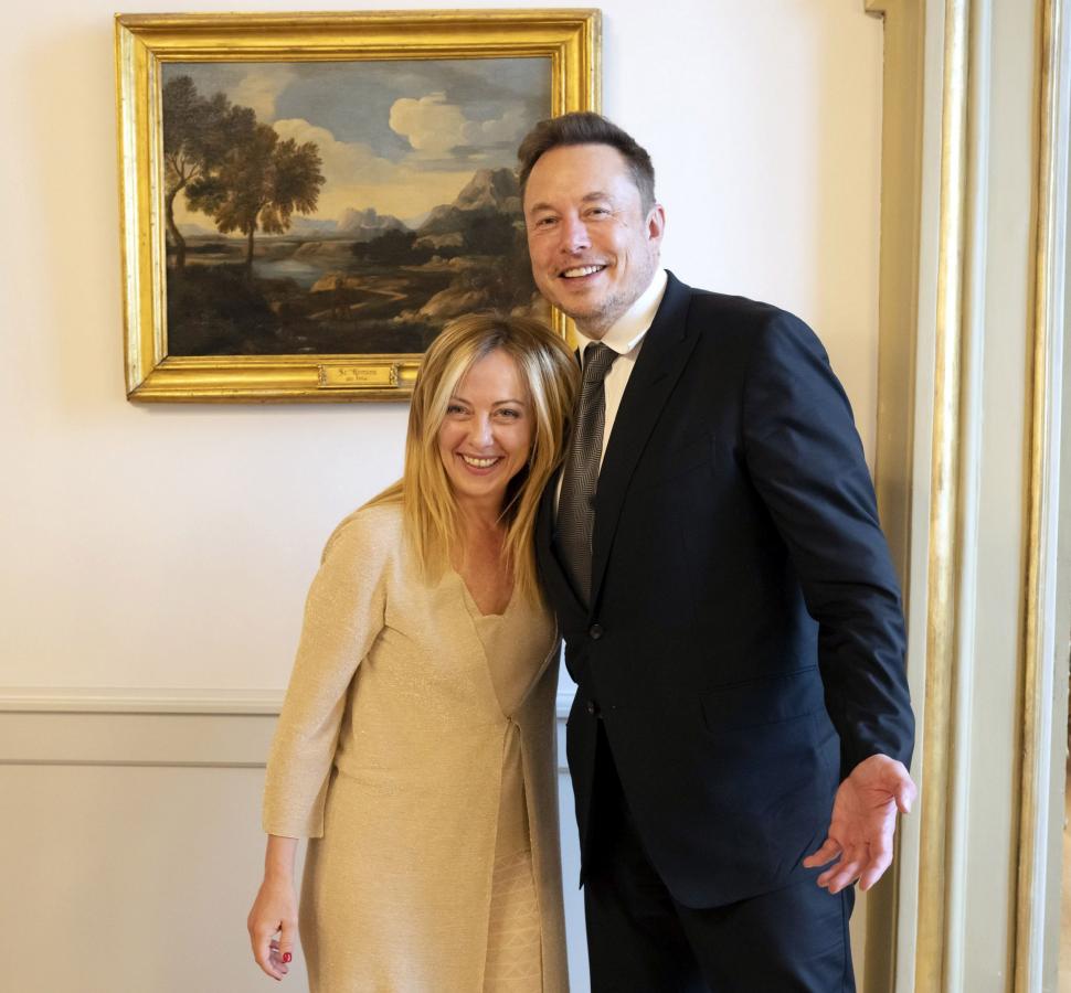Elon Musk a negat că are o aventură cu Giorgia Meloni, după ce au fost prinși sorbindu-se din ochi în New York: „Eram cu mama mea” 925385