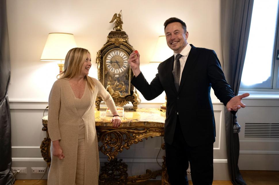 Elon Musk a negat că are o aventură cu Giorgia Meloni, după ce au fost prinși sorbindu-se din ochi în New York: „Eram cu mama mea” 925387