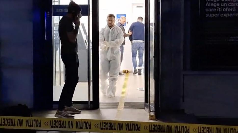 Jaf armat la o bancă din Iași. Un bărbat mascat a amenințat cu pistolul, a cerut toți banii, apoi a fugit. Poliția este în alertă 925513