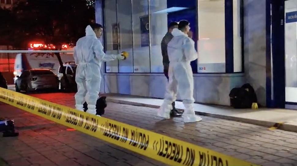 Jaf armat la o bancă din Iași. Un bărbat mascat a amenințat cu pistolul, a cerut toți banii, apoi a fugit. Poliția este în alertă 925514