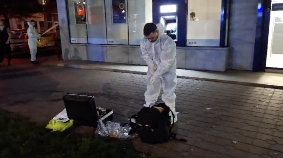 Jaf armat la o bancă din Iași. Un bărbat mascat a amenințat cu pistolul, a cerut toți banii, apoi a fugit. Poliția este în alertă 925515