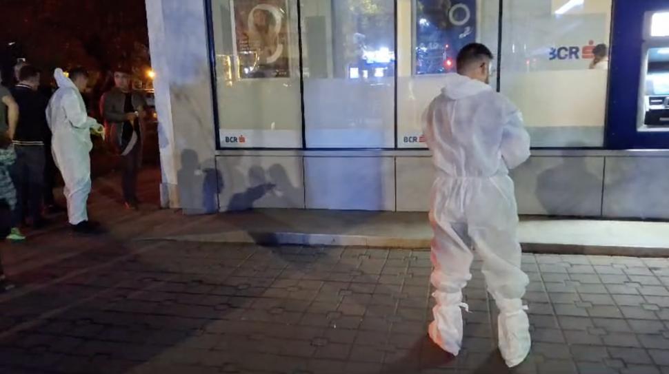 Jaf armat la o bancă din Iași. Un bărbat mascat a amenințat cu pistolul, a cerut toți banii, apoi a fugit. Poliția este în alertă 925516