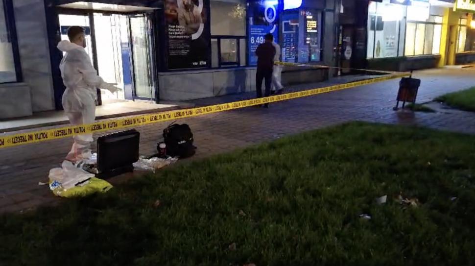 Jaf armat la o bancă din Iași. Un bărbat mascat a amenințat cu pistolul, a cerut toți banii, apoi a fugit. Poliția este în alertă 925519