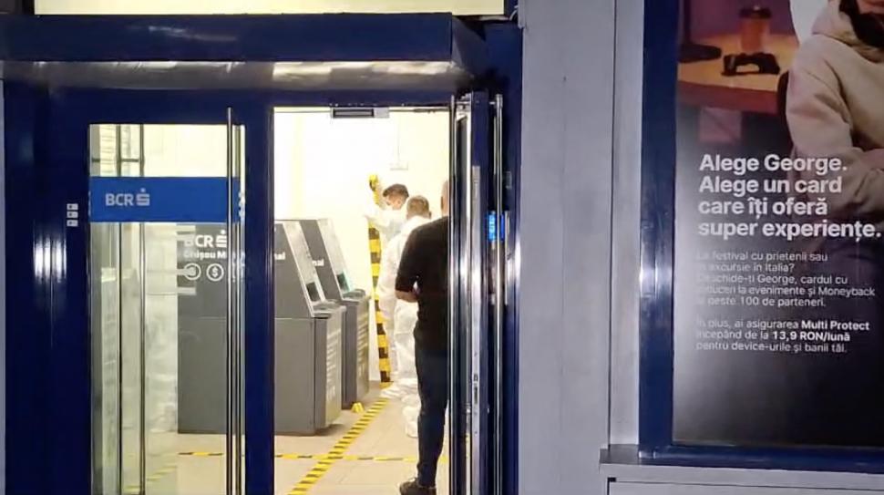 Jaf armat la o bancă din Iași. Un bărbat mascat a amenințat cu pistolul, a cerut toți banii, apoi a fugit. Poliția este în alertă 925521