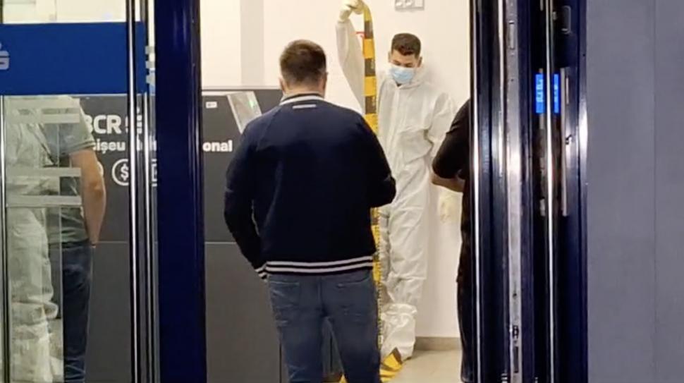 Jaf armat la o bancă din Iași. Un bărbat mascat a amenințat cu pistolul, a cerut toți banii, apoi a fugit. Poliția este în alertă 925523