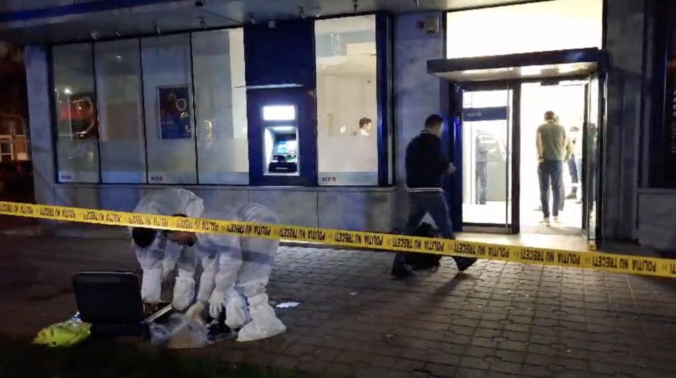 Jaf armat la o bancă din Iași. Un bărbat mascat a amenințat cu pistolul, a cerut toți banii, apoi a fugit. Poliția este în alertă 925524