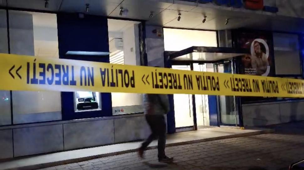 Jaf armat la o bancă din Iași. Un bărbat mascat a amenințat cu pistolul, a cerut toți banii, apoi a fugit. Poliția este în alertă 925525