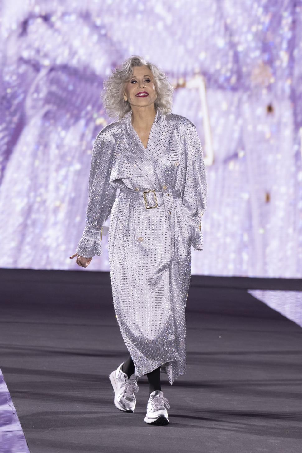 La 86 de ani, Jane Fonda a fost regina unui show de modă la Paris. Reacția publicului în momentul în care a călcat pe covorul roșu 925231