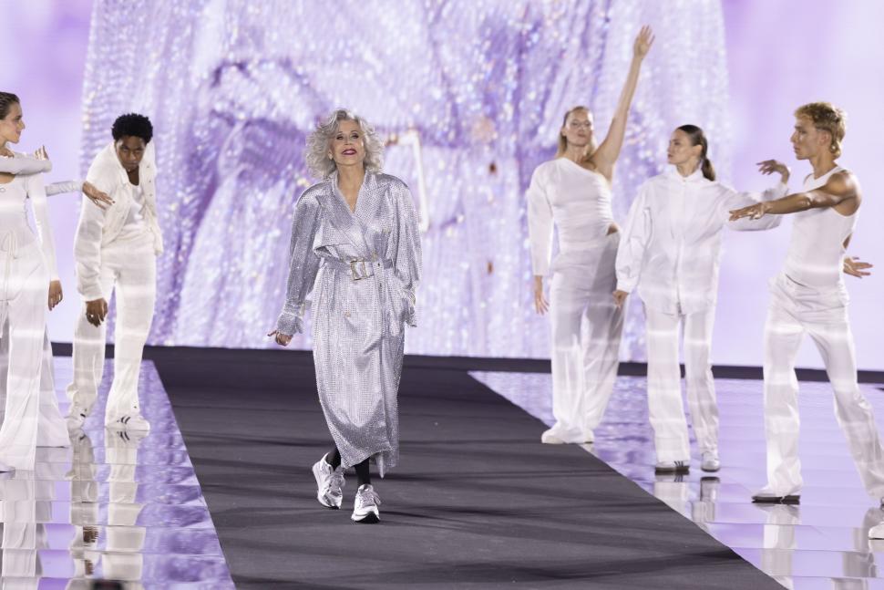 La 86 de ani, Jane Fonda a fost regina unui show de modă la Paris. Reacția publicului în momentul în care a călcat pe covorul roșu 925233