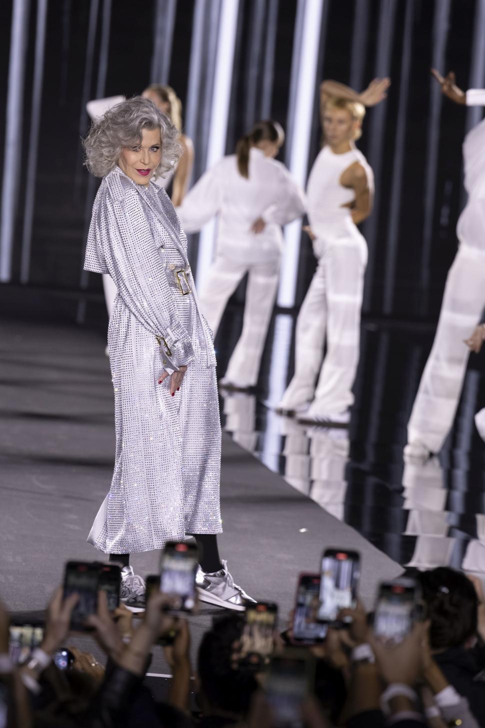 La 86 de ani, Jane Fonda a fost regina unui show de modă la Paris. Reacția publicului în momentul în care a călcat pe covorul roșu 925235