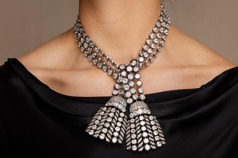 Povestea colierului misterios din secolul XVIII, asociat cu Marie Antoinette. Acum este scos la licitație pentru milioane de dolari 925472