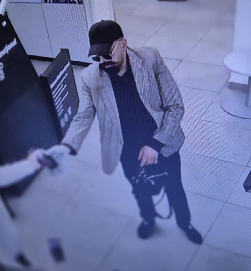 Prima fotografie cu bărbatul care a intrat cu pistolul într-o bancă din Iași. Poliția a fost sesizată abia după o oră 925558