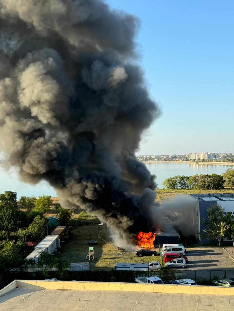 Incendiu în Sectorul 6 din București. Au luat foc 12 containere în care locuiau ucraineni 925750