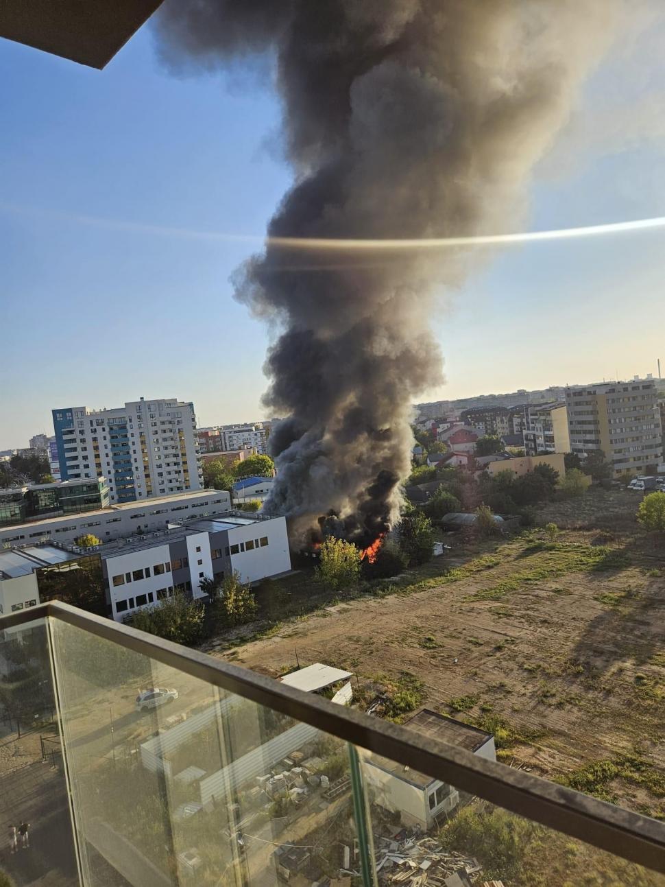 Incendiu în Sectorul 6 din București. Au luat foc 12 containere în care locuiau ucraineni 925751