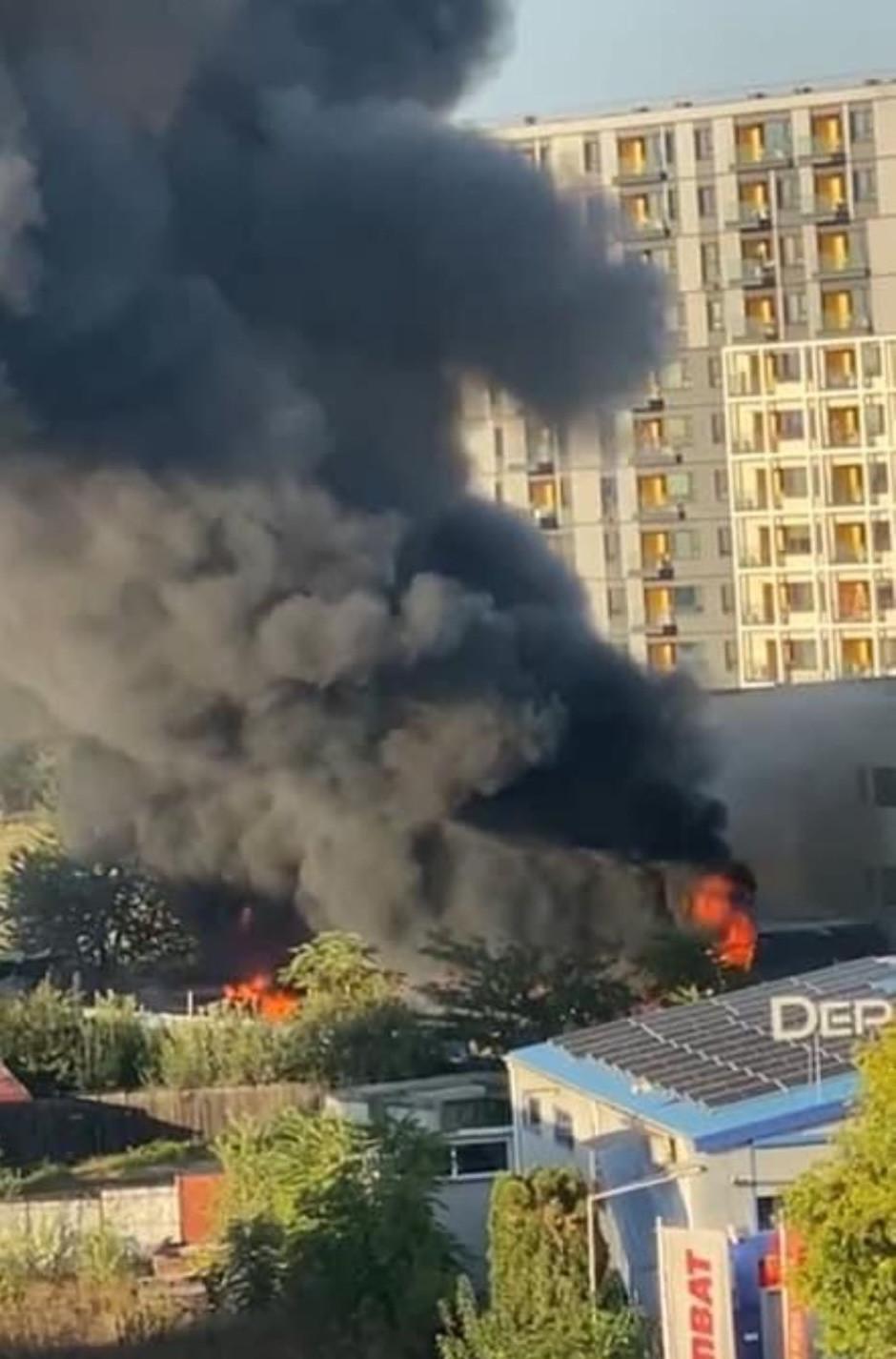 Incendiu în Sectorul 6 din București. Au luat foc 12 containere în care locuiau ucraineni 925752