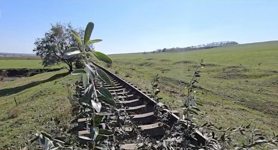 Linia de cale ferată din Botoșani, inaugurată cu fast în anii '90, care a fost abandonată după ce un singur tren a trecut pe acolo 925780