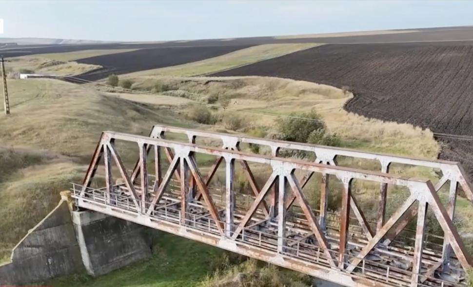 Linia de cale ferată din Botoșani, inaugurată cu fast în anii '90, care a fost abandonată după ce un singur tren a trecut pe acolo 925781