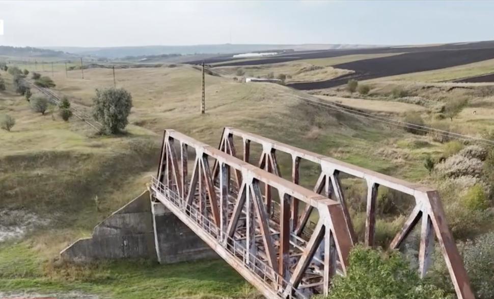 Linia de cale ferată din Botoșani, inaugurată cu fast în anii '90, care a fost abandonată după ce un singur tren a trecut pe acolo 925784