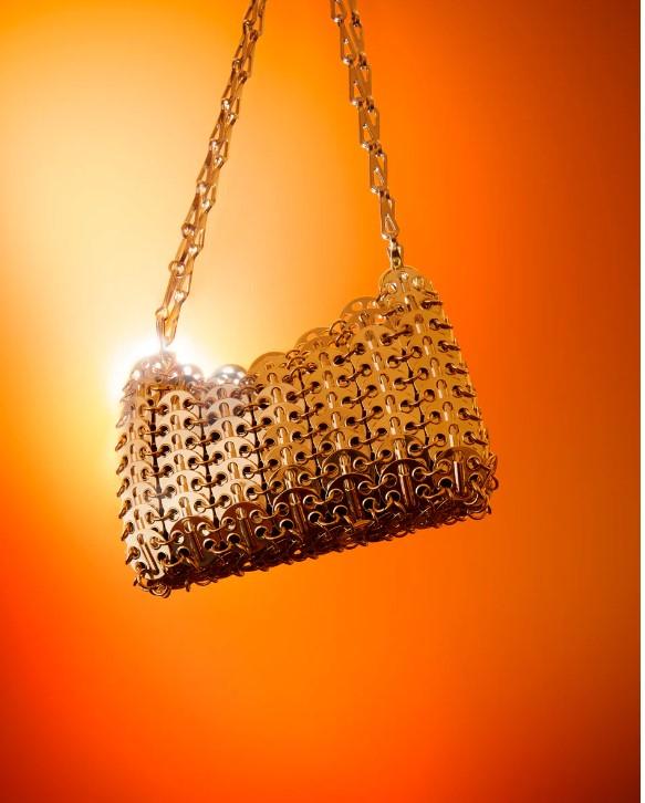 Cea mai scumpă geantă din lume costă 250.000 de euro şi este o creaţie a casei de modă Paco Rabanne 925668