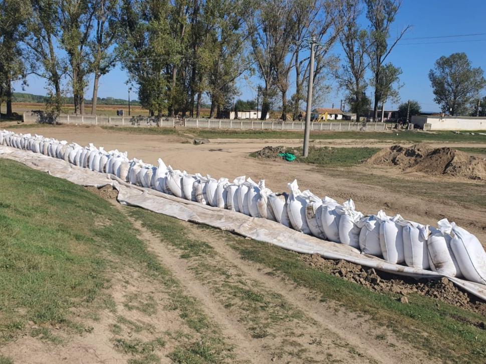 Mobilizare înainte de ciclon: se fac diguri din saci de nisip. Va ploua într-o oră cât într-o lună. IGSU: Oamenii să fie pregătiți 925857