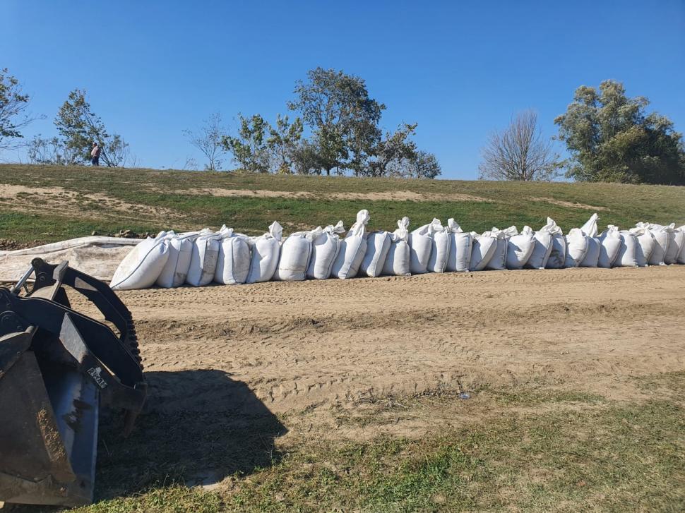 Mobilizare înainte de ciclon: se fac diguri din saci de nisip. Va ploua într-o oră cât într-o lună. IGSU: Oamenii să fie pregătiți 925858