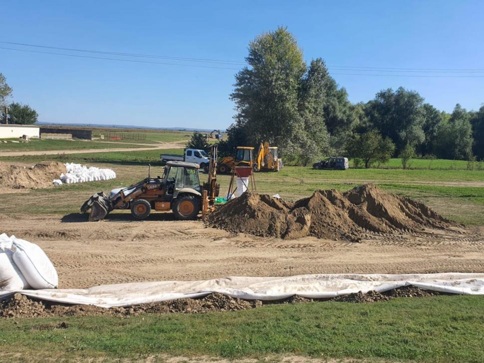 Mobilizare înainte de ciclon: se fac diguri din saci de nisip. Va ploua într-o oră cât într-o lună. IGSU: Oamenii să fie pregătiți 925859