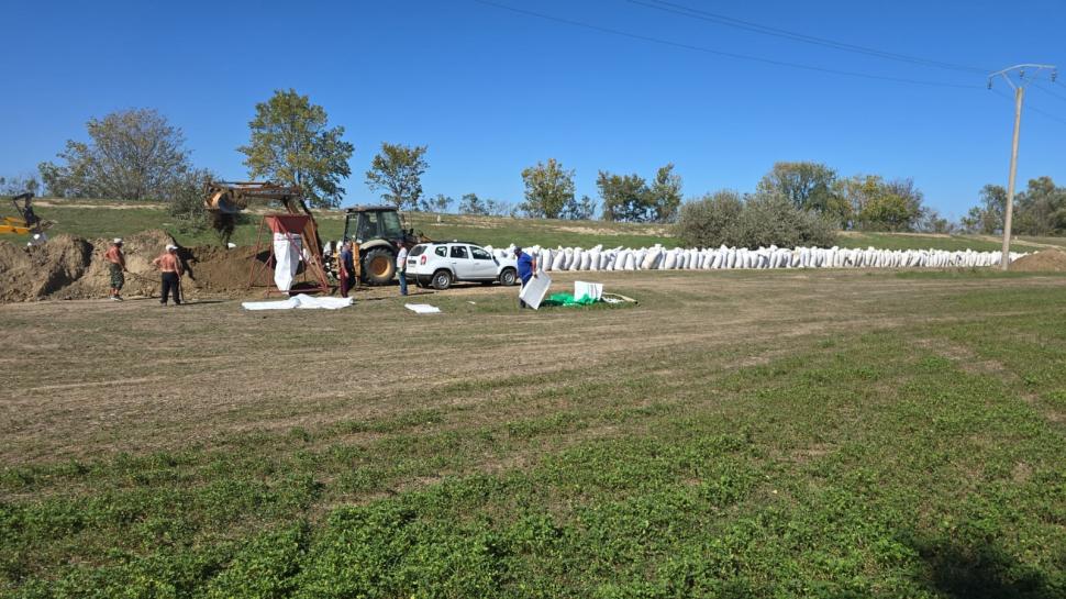 Mobilizare înainte de ciclon: se fac diguri din saci de nisip. Va ploua într-o oră cât într-o lună. IGSU: Oamenii să fie pregătiți 925861