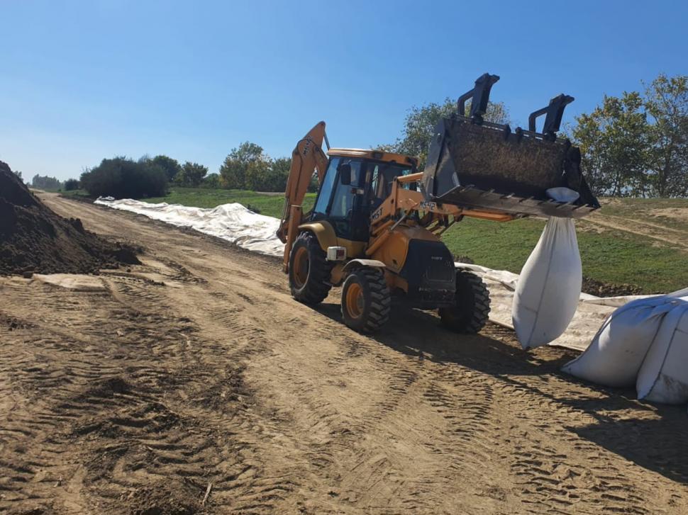 Mobilizare înainte de ciclon: se fac diguri din saci de nisip. Va ploua într-o oră cât într-o lună. IGSU: Oamenii să fie pregătiți 925863