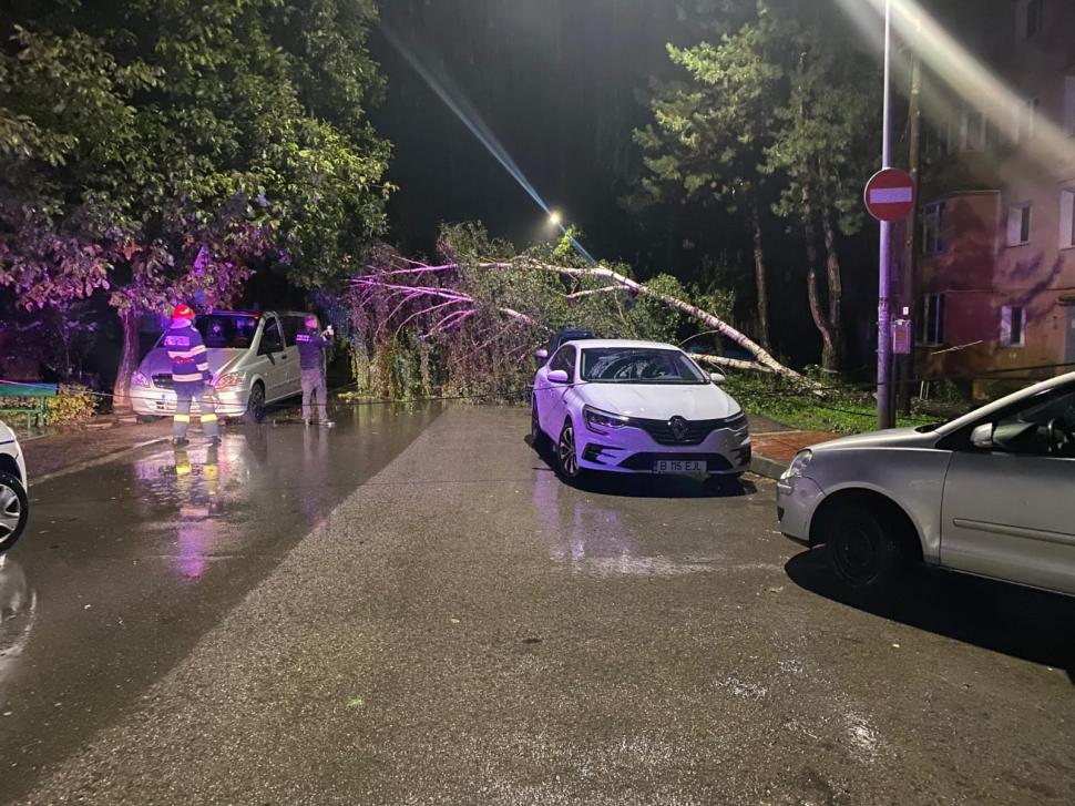 Oamenii evacuați din cauza inundațiilor sunt aduși înapoi acasă cu mașinile pompierilor 925949