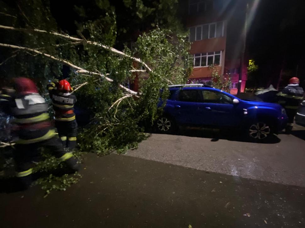 Oamenii evacuați din cauza inundațiilor sunt aduși înapoi acasă cu mașinile pompierilor 925950