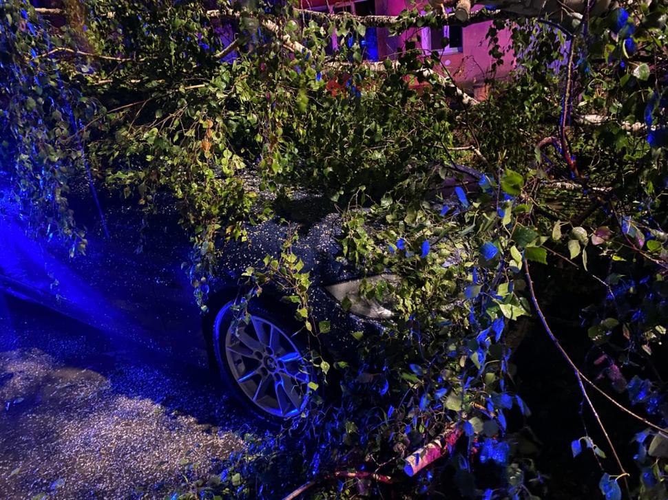 Oamenii evacuați din cauza inundațiilor sunt aduși înapoi acasă cu mașinile pompierilor 925951