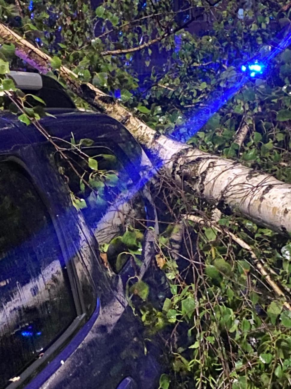 Oamenii evacuați din cauza inundațiilor sunt aduși înapoi acasă cu mașinile pompierilor 925952