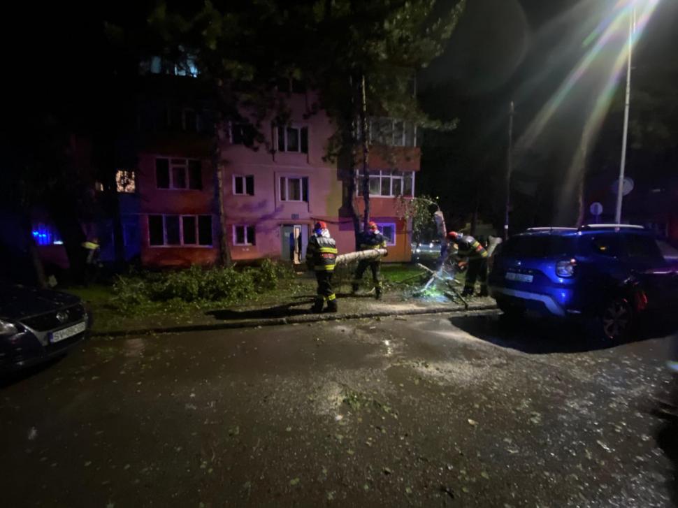 Oamenii evacuați din cauza inundațiilor sunt aduși înapoi acasă cu mașinile pompierilor 925953