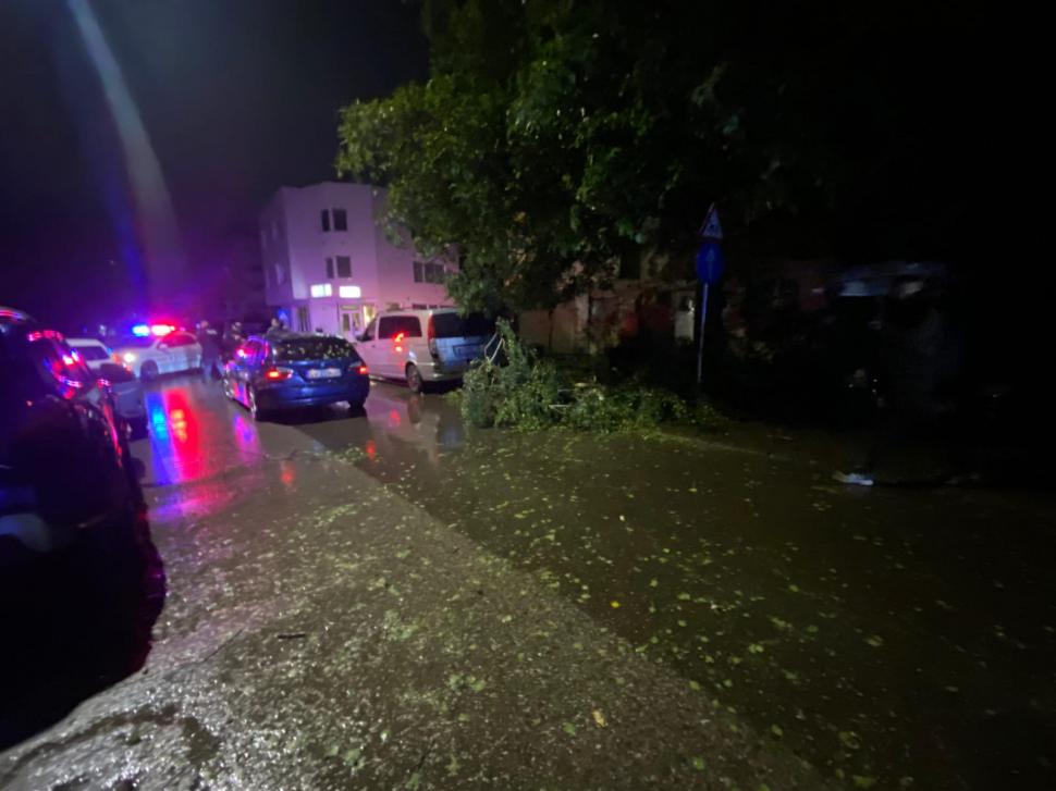 Oamenii evacuați din cauza inundațiilor sunt aduși înapoi acasă cu mașinile pompierilor 925954