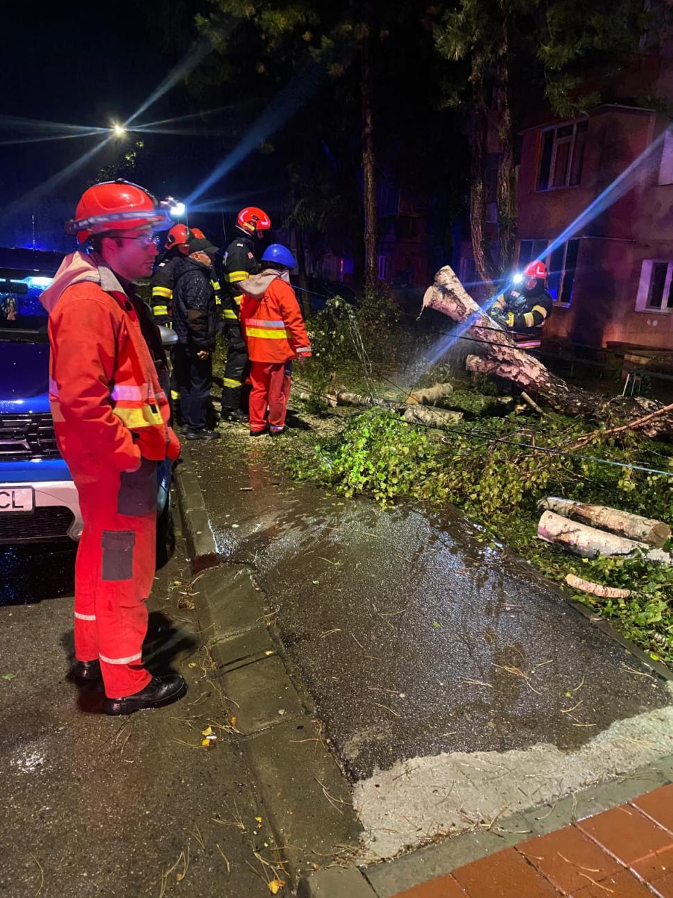 Oamenii evacuați din cauza inundațiilor sunt aduși înapoi acasă cu mașinile pompierilor 925955