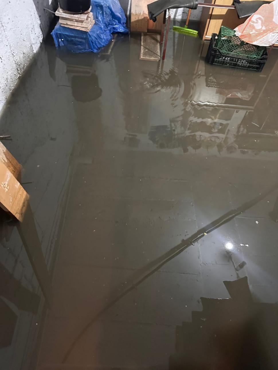 Oamenii evacuați din cauza inundațiilor sunt aduși înapoi acasă cu mașinile pompierilor 925956