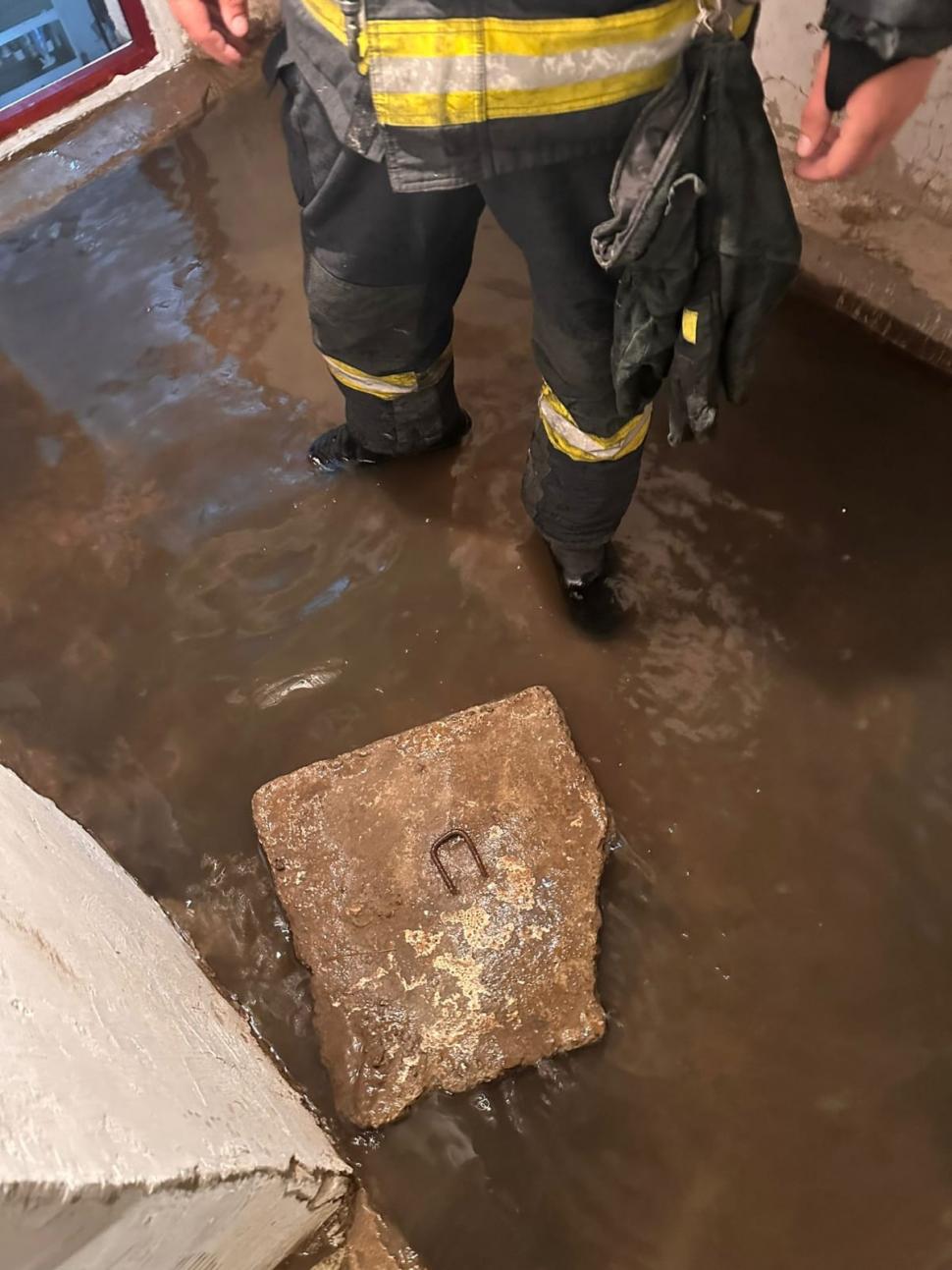 Oamenii evacuați din cauza inundațiilor sunt aduși înapoi acasă cu mașinile pompierilor 925957