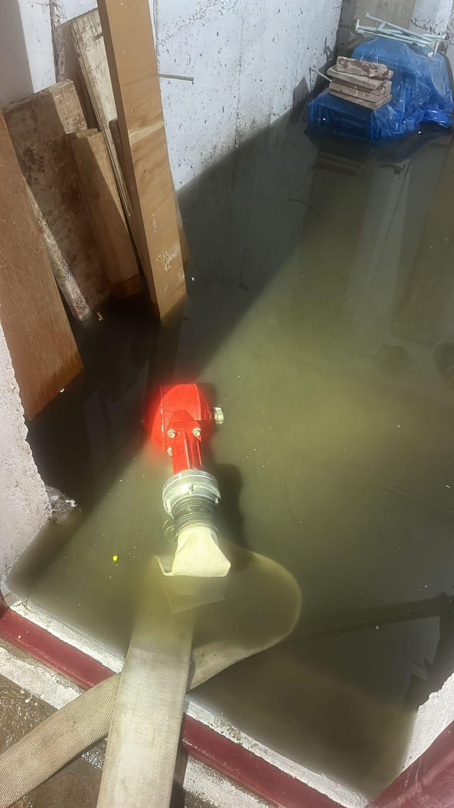 Oamenii evacuați din cauza inundațiilor sunt aduși înapoi acasă cu mașinile pompierilor 925958