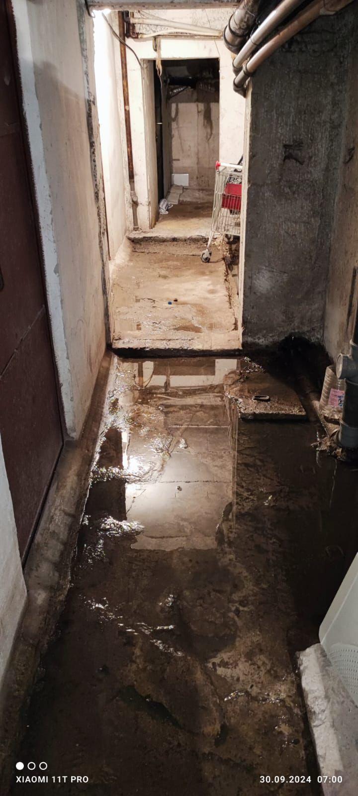 Oamenii evacuați din cauza inundațiilor sunt aduși înapoi acasă cu mașinile pompierilor 925959