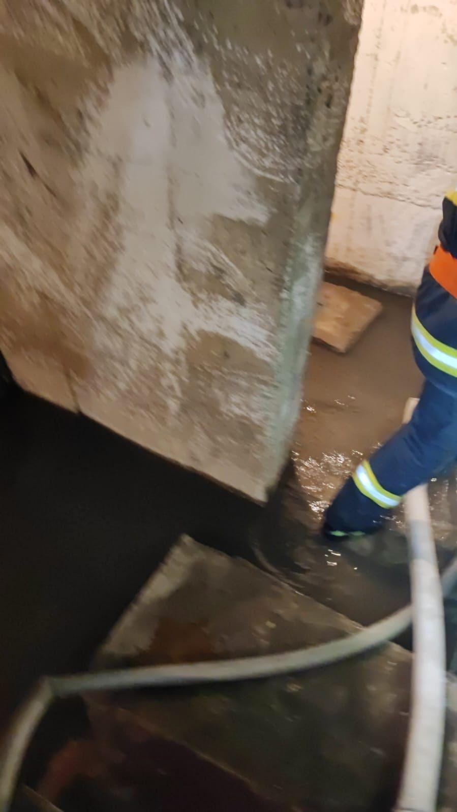 Oamenii evacuați din cauza inundațiilor sunt aduși înapoi acasă cu mașinile pompierilor 925960