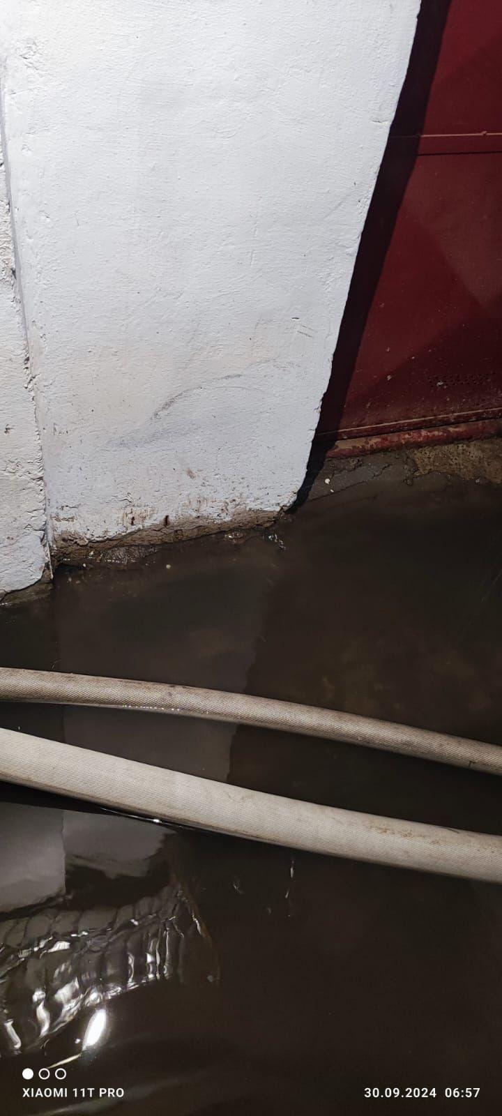 Oamenii evacuați din cauza inundațiilor sunt aduși înapoi acasă cu mașinile pompierilor 925961