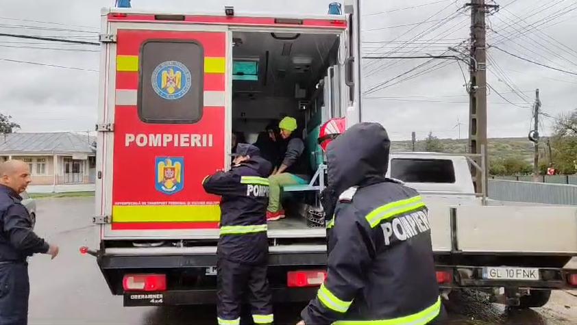 Oamenii evacuați din cauza inundațiilor sunt aduși înapoi acasă cu mașinile pompierilor 926058