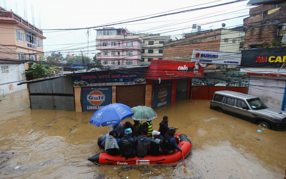  200 de morți în inundațiile devastatoare din Nepal. Salvatorii intervin cu tiroliene și elicoptere pentru a ajunge la oamenii blocați 926044